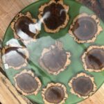 Bandeja de servir em resina epóxi e madeira